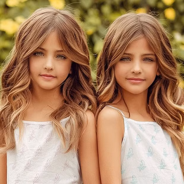 Từ nhỏ cặp song sinh Leah và Ava đã thu hút sự chú ý vì sở hữu nhan sắc hơn người. Ngay khi Leah và Ava mới được vài tháng tuổi, các bé đã thu hút sự chú ý và nhận được nhiều lời mời hợp tác từ các hãng thời trang. Khi đó chị Jaqi chưa đồng ý vì hai con còn quá nhỏ.