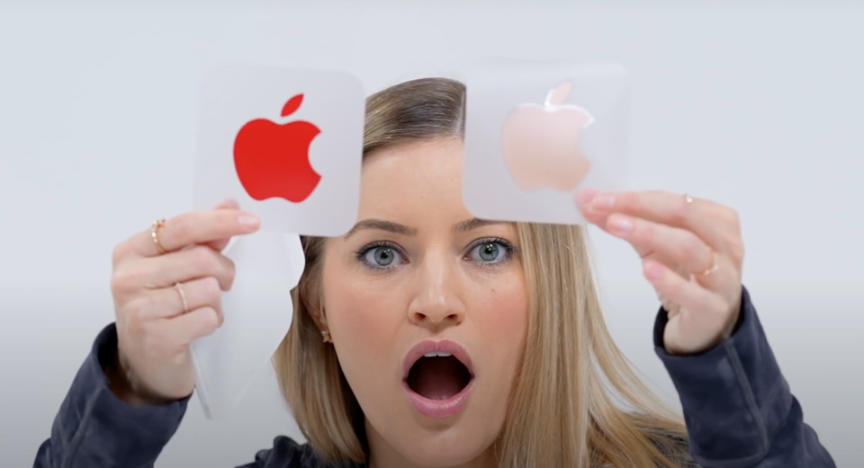 Việc thấy người khác sử dụng miếng dán quả táo Apple sẽ tạo cảm giác tích cực với thương hiệu, bởi khi người dùng hài lòng, họ mới sử dụng miếng dán để “khoe” rằng mình cũng sở hữu thiết bị của Apple. Ảnh: 9to5mac.