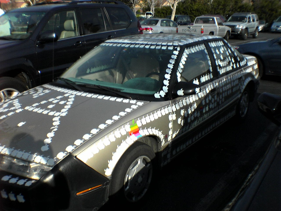 Sử dụng miếng dán quả táo cũng đồng nghĩa người dùng đang quảng bá thương hiệu Apple, còn công ty không tốn thêm chi phí tiếp thị. Trong những ngày mới thành lập, truyền miệng là lý do khiến máy tính Apple I được giới công nghệ biết đến. Điều đó cũng được áp dụng cho Apple II và Macintosh. Ảnh: MacRumors.