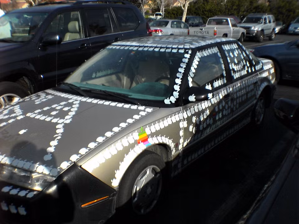 Sử dụng miếng dán quả táo cũng đồng nghĩa người dùng đang quảng bá thương hiệu Apple, còn công ty không tốn thêm chi phí tiếp thị. Trong những ngày mới thành lập, truyền miệng là lý do khiến máy tính Apple I được giới công nghệ biết đến. Điều đó cũng được áp dụng cho Apple II và Macintosh. Ảnh: MacRumors.