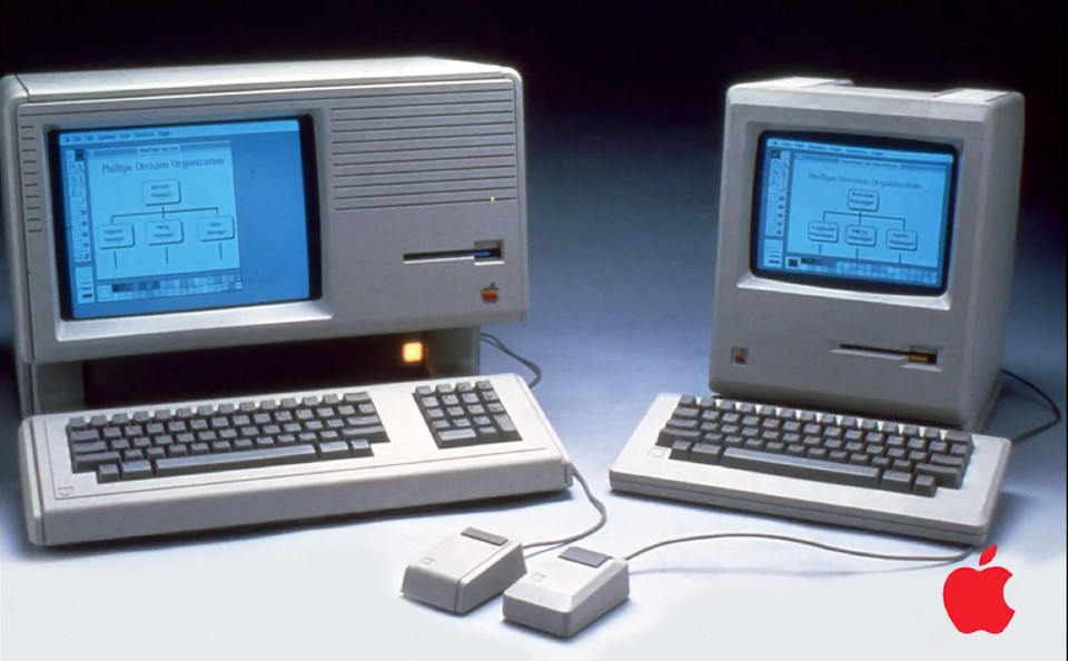 Apple đã sở hữu lượng fan lớn sau khi ra mắt máy tính Macintosh đời đầu năm 1984. Khi công ty bên bờ vực phá sản vào những năm 1990, một số fan trung thành được cho đã đứng trước kệ trưng bày máy Mac tại các cửa hàng để giới thiệu chúng. Ảnh: Six Colors.