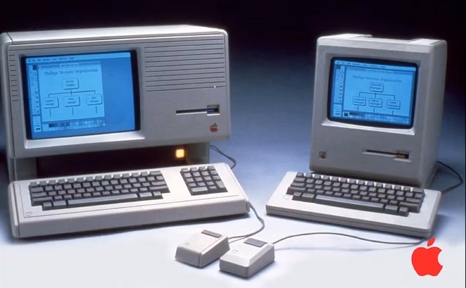 Apple đã sở hữu lượng fan lớn sau khi ra mắt máy tính Macintosh đời đầu năm 1984. Khi công ty bên bờ vực phá sản vào những năm 1990, một số fan trung thành được cho đã đứng trước kệ trưng bày máy Mac tại các cửa hàng để giới thiệu chúng. Ảnh: Six Colors.