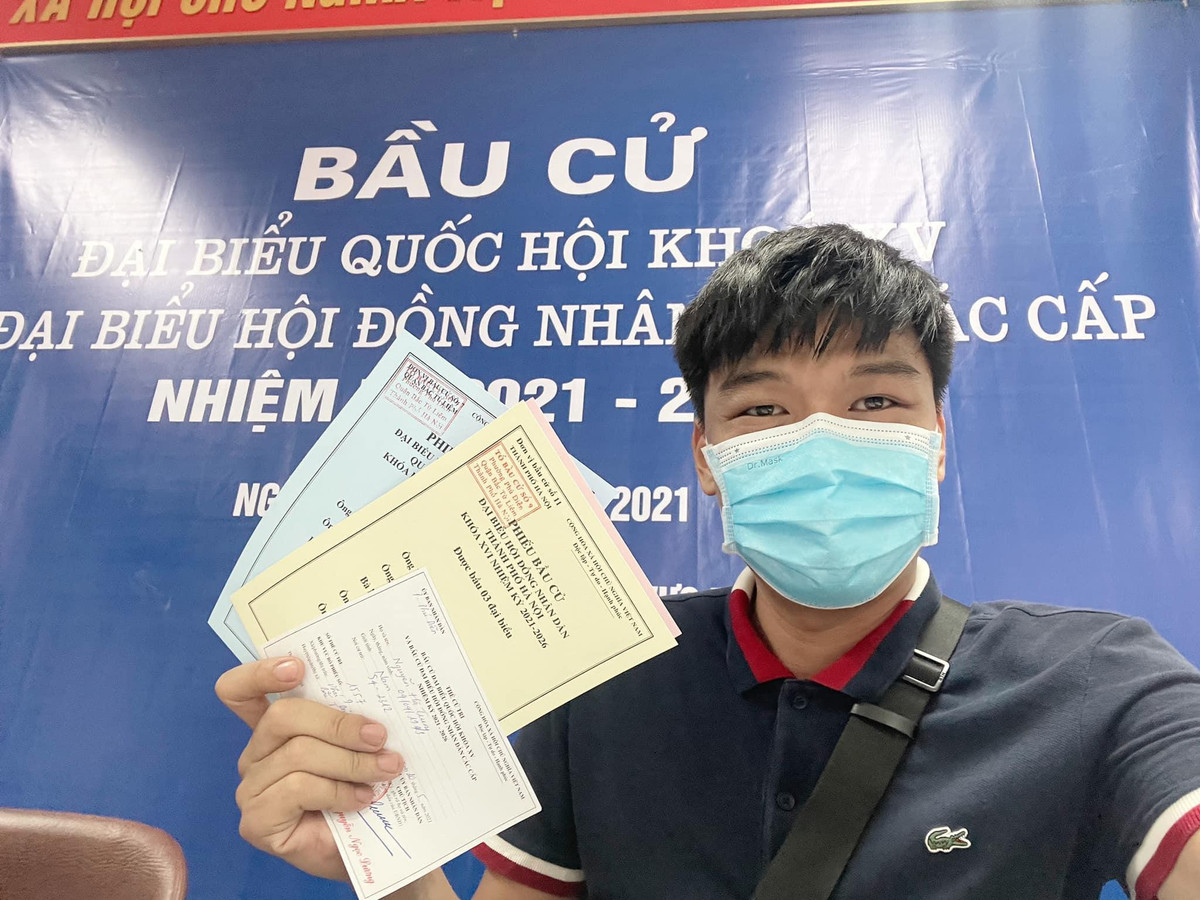 Trên trang cá nhân, diễn viên Trung Ruồi đăng tải hình ảnh đi bầu cử kèm dòng trạng thái: “Nhà cháu tuy đang ở hai đầu nỗi nhớ, không có đủ điều kiện tham gia bầu cử ở nơi đăng ký hộ khẩu nhưng vẫn dặn nhau cố gắng hoàn thành quyền và nghĩa vụ của công dân. Hy vọng sẽ tìm được người tài đức vẹn toàn đại diện cho tiếng nói và quyền lợi của nhân dân. Đầu cầu Hà Nội và đầu cầu Yên Bái báo cáo ạ”.