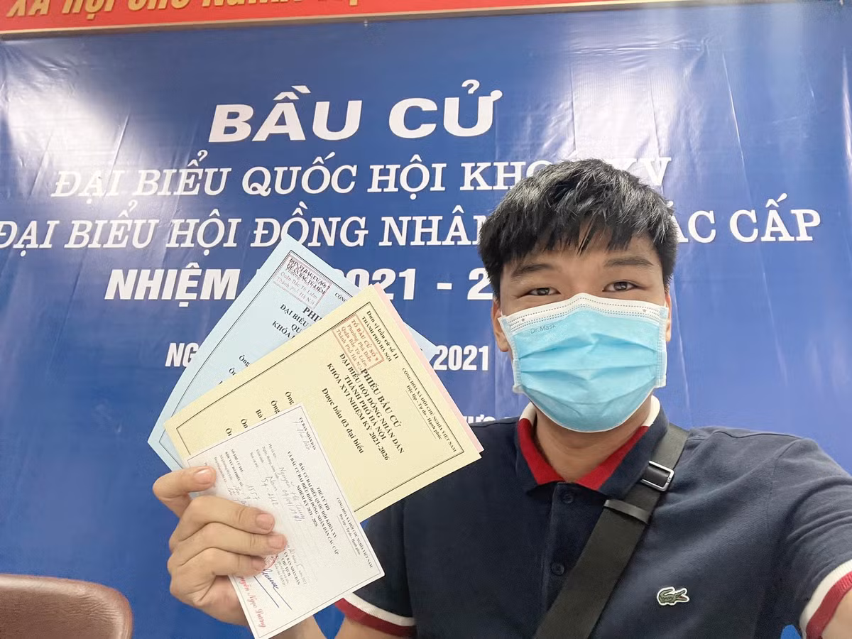 Trên trang cá nhân, diễn viên Trung Ruồi đăng tải hình ảnh đi bầu cử kèm dòng trạng thái: “Nhà cháu tuy đang ở hai đầu nỗi nhớ, không có đủ điều kiện tham gia bầu cử ở nơi đăng ký hộ khẩu nhưng vẫn dặn nhau cố gắng hoàn thành quyền và nghĩa vụ của công dân. Hy vọng sẽ tìm được người tài đức vẹn toàn đại diện cho tiếng nói và quyền lợi của nhân dân. Đầu cầu Hà Nội và đầu cầu Yên Bái báo cáo ạ”.