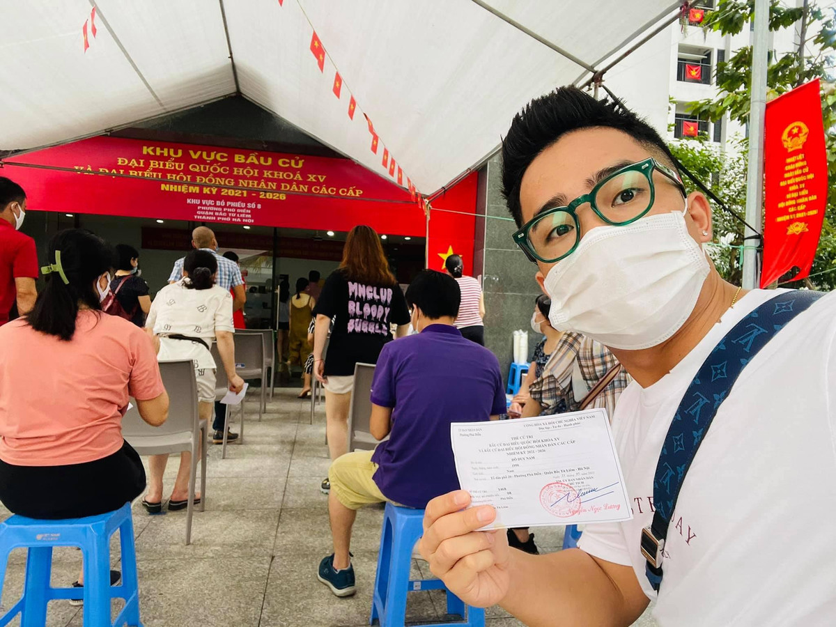 Có mặt từ sớm tại điểm bầu cử, diễn viên Duy Nam phấn khích: “Ngày hội của nhân dân. Mình dậy sớm rồi đi bầu cử, những biện pháp phòng dịch được thực hiện rất tốt, mọi người xếp ghế cách nhau 1m, sát khuẩn và khai báo y tế cẩn thận trước khi bỏ phiếu. Từ bác cựu chiến binh, cô giáo viên, hay anh thợ nghề, cả các em sinh viên....những ánh mắt hân hoan phấn khởi cùng nhau bình bầu cho người có đức, có tài!”.