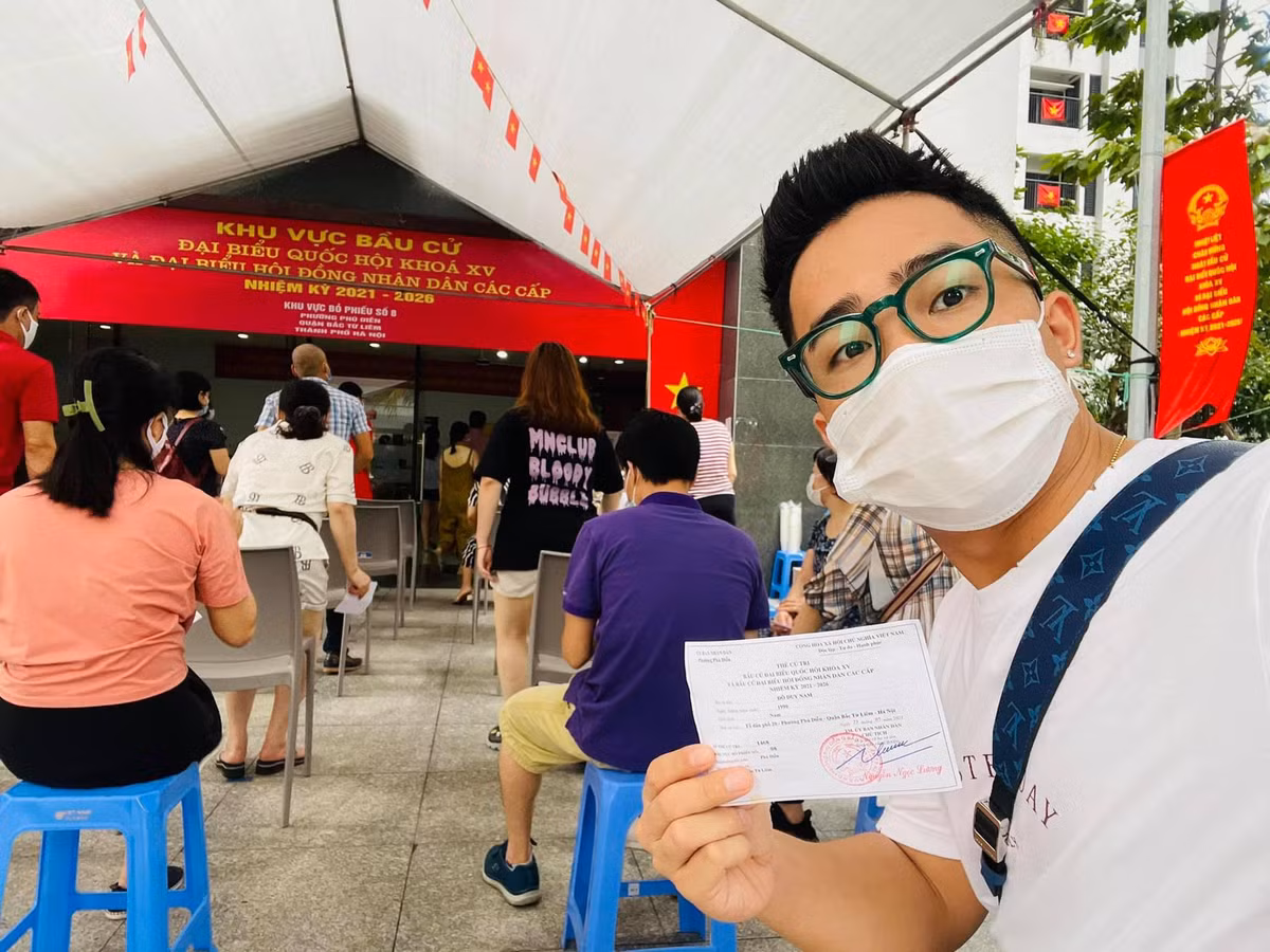 Có mặt từ sớm tại điểm bầu cử, diễn viên Duy Nam phấn khích: “Ngày hội của nhân dân. Mình dậy sớm rồi đi bầu cử, những biện pháp phòng dịch được thực hiện rất tốt, mọi người xếp ghế cách nhau 1m, sát khuẩn và khai báo y tế cẩn thận trước khi bỏ phiếu. Từ bác cựu chiến binh, cô giáo viên, hay anh thợ nghề, cả các em sinh viên....những ánh mắt hân hoan phấn khởi cùng nhau bình bầu cho người có đức, có tài!”.