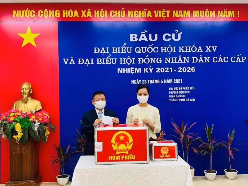 Vợ chồng NSND Chiều Xuân và nhạc sĩ Đỗ Hồng Quân tại cụm bầu cử Quận Ba Đình, Hà Nội.