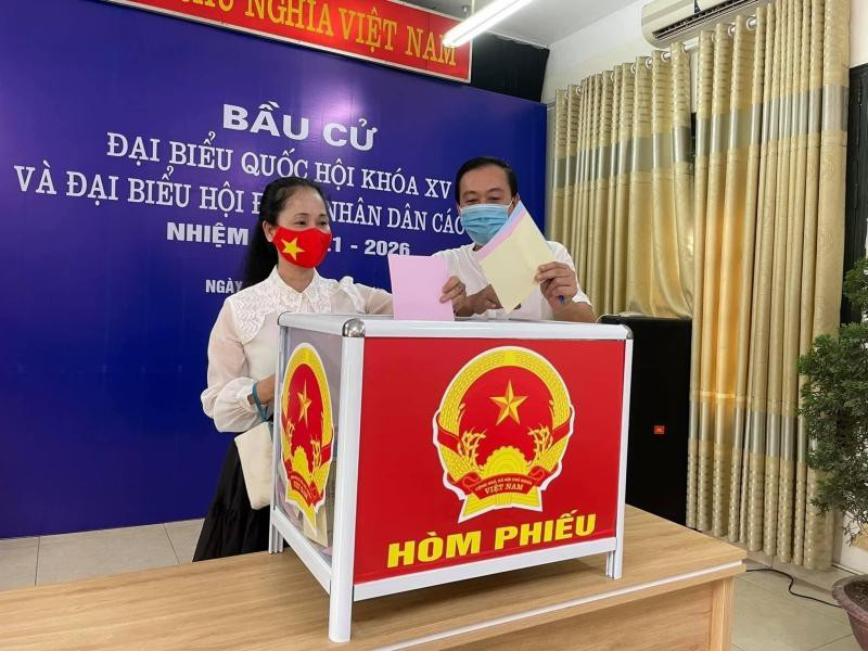 Vợ chồng NSND Lan Hương và NSƯT Đỗ Kỷ sớm đăng ảnh đi bỏ phiếu sáng 23/5. Chị chia sẻ gia đình phấn khởi, thực hiện nghiêm túc nghĩa vụ công dân. Không riêng năm nay, NSND Lan Hương kể năm nào gia đình chị cũng đi bỏ phiếu từ sớm để thực hiện nghĩa vụ công dân. Hỏi về tiêu chí lựa chọn ứng viên, NSND Lan Hương cho biết dựa trên danh sách phường cung cấp, chị đọc kỹ lí lịch, nhiệm vụ và chọn người có uy tín. “Tôi chọn người có tiếng nói, ủng hộ người mình đặt lòng tin vào”, NSND Lan Hương nêu.