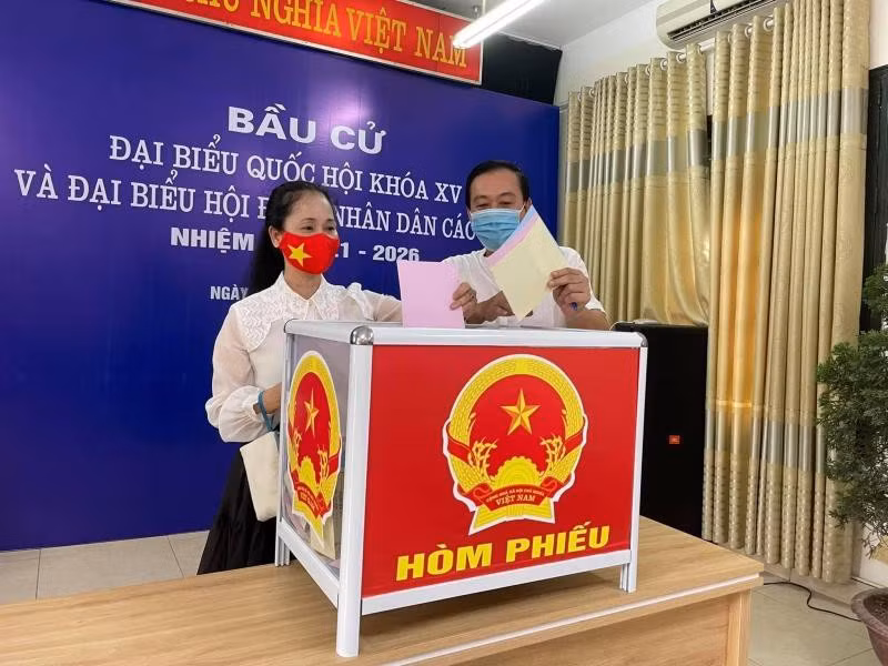 Vợ chồng NSND Lan Hương và NSƯT Đỗ Kỷ sớm đăng ảnh đi bỏ phiếu sáng 23/5. Chị chia sẻ gia đình phấn khởi, thực hiện nghiêm túc nghĩa vụ công dân. Không riêng năm nay, NSND Lan Hương kể năm nào gia đình chị cũng đi bỏ phiếu từ sớm để thực hiện nghĩa vụ công dân. Hỏi về tiêu chí lựa chọn ứng viên, NSND Lan Hương cho biết dựa trên danh sách phường cung cấp, chị đọc kỹ lí lịch, nhiệm vụ và chọn người có uy tín. “Tôi chọn người có tiếng nói, ủng hộ người mình đặt lòng tin vào”, NSND Lan Hương nêu.