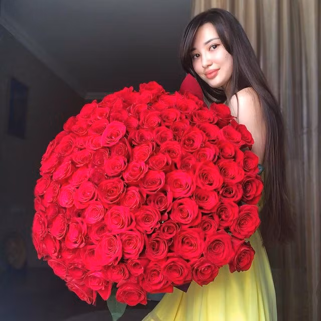 Sau 6 năm nổi tiếng, cô vẫn nhận được sự quan tâm lớn và sở hữu trang cá nhân với hơn 1 triệu người theo dõi. Bên cạnh sự nghiệp thể thao, Sabina còn dần được biết đến với vai trò người mẫu, lấn sân điện ảnh và thành lập thương hiệu thời trang riêng.