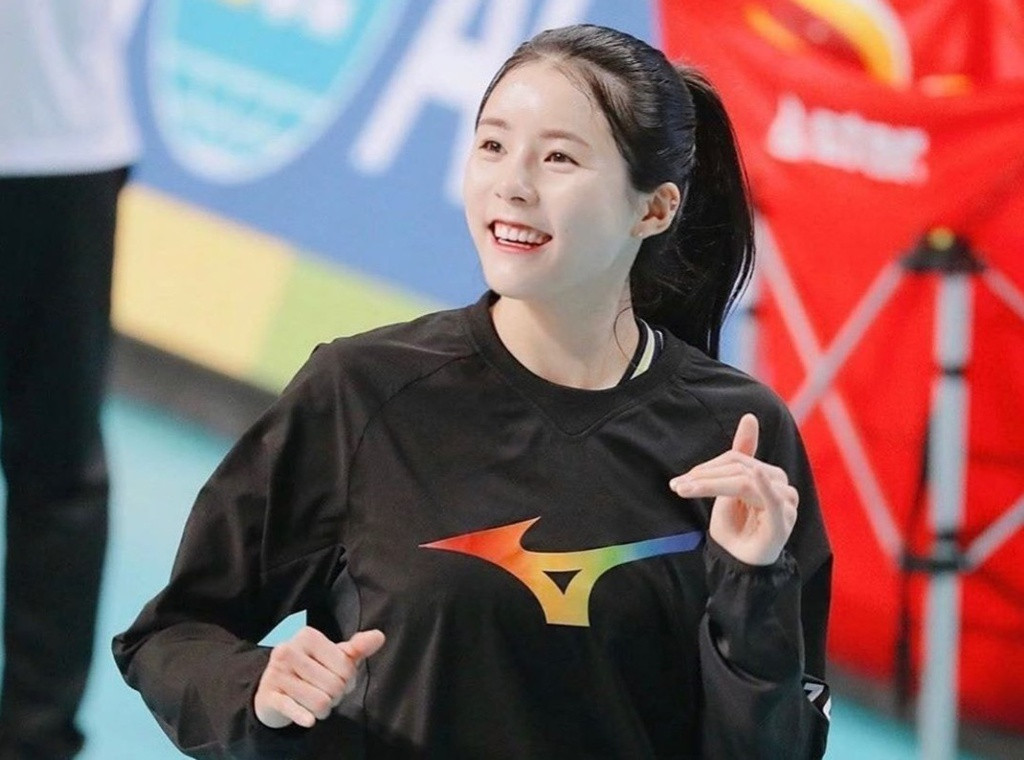 Cặp chị em họ Lee đang dính bê bối lớn trong sự nghiệp thể thao của mình. Cả hai bị tố bắt nạt, đe dọa bạn học và đều đã thừa nhận hành vi sai trái trong quá khứ. Hôm 15/2, bộ đôi bị đội bóng chủ quản Heungkuk Life cấm thi đấu vô thời hạn. Tiếp đó, Hiệp hội Bóng chuyền Hàn Quốc (KOVO) cũng loại chị em họ Lee khỏi danh sách tuyển quốc gia, tham dự Olympic Tokyo hay Volleyball Nations League.