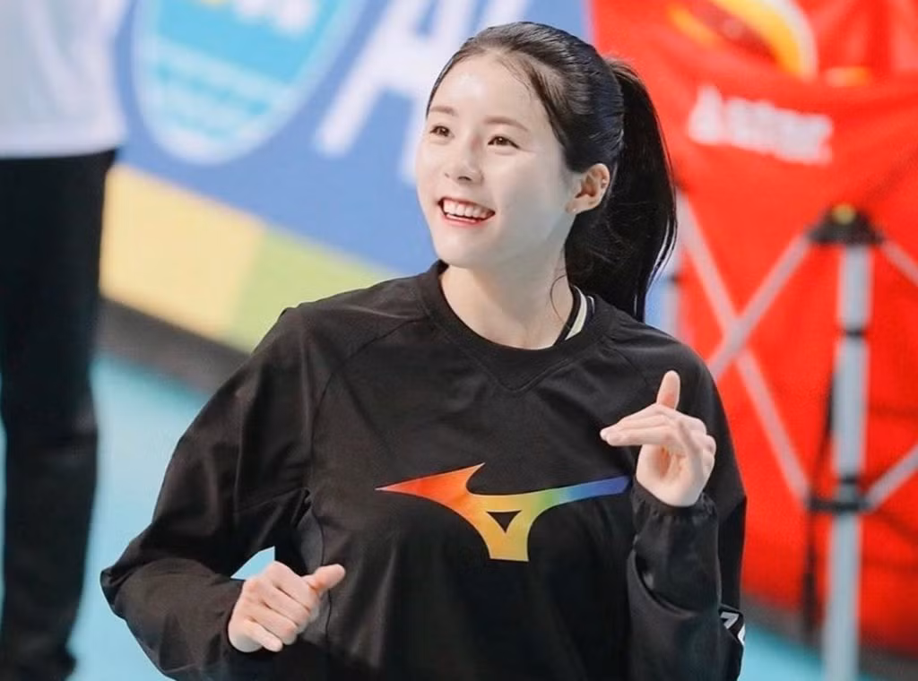 Cặp chị em họ Lee đang dính bê bối lớn trong sự nghiệp thể thao của mình. Cả hai bị tố bắt nạt, đe dọa bạn học và đều đã thừa nhận hành vi sai trái trong quá khứ. Hôm 15/2, bộ đôi bị đội bóng chủ quản Heungkuk Life cấm thi đấu vô thời hạn. Tiếp đó, Hiệp hội Bóng chuyền Hàn Quốc (KOVO) cũng loại chị em họ Lee khỏi danh sách tuyển quốc gia, tham dự Olympic Tokyo hay Volleyball Nations League.