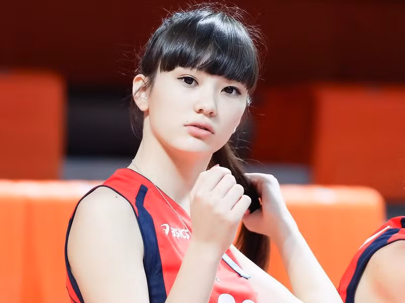 Sabina Altynbekova (sinh năm 1996) được chú ý khi cùng đội tuyển Kazakhstan tham dự giải bóng chuyền U19 châu Á 2014 tại Đài Loan (Trung Quốc). Thời điểm đó, cô được người hâm mộ mệnh danh là " nữ thần bóng chuyền xinh đẹp nhất thế giới" khi có gương mặt xinh xắn, chiều cao 1,82 m và hình thể chuẩn.