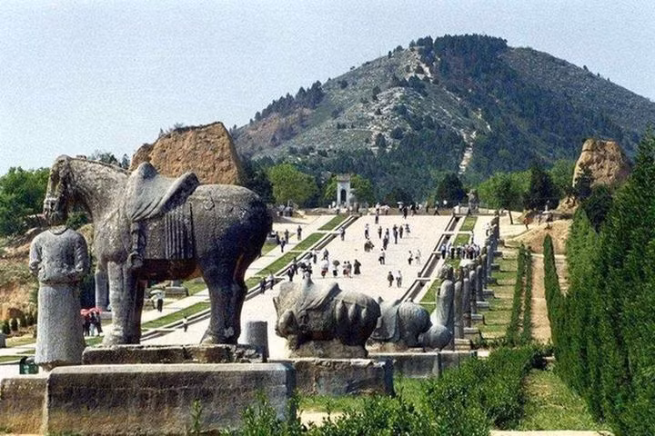 Bi an ron nguoi ve lang mo Vo Tac Thien: 500 tan kho bau