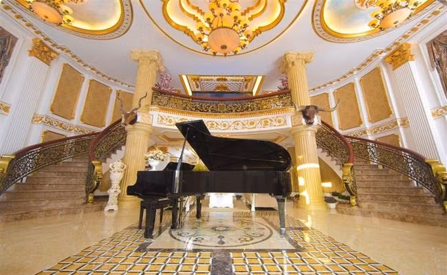 Nhìn từ bên ngoài, biệt thự mang sắc trắng, có nhiều chi tiết chế tác, điêu khắc tinh xảo.