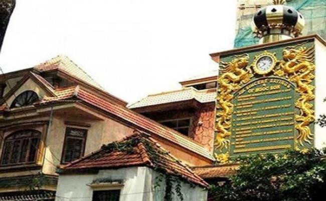 Chính Ngọc Sơn cũng không nhớ giá trị của căn nhà vì đã mua từ rất lâu, trong khi mỗi năm anh đều sửa sang, sắm thêm đồ đạc. Thông tin phổ biến nhất là căn biệt thự này có trị giá 5 triệu USD (khoảng 100 tỷ đồng lúc đó).