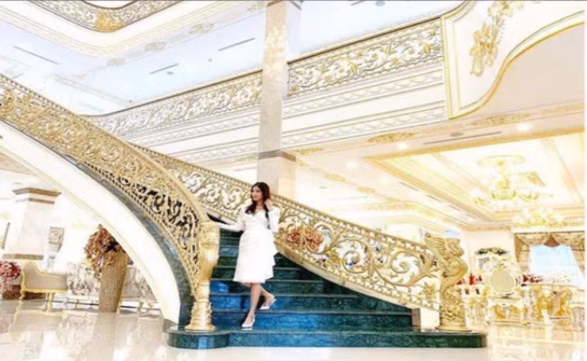 Nhân buổi tiệc ấm cúng kỷ niệm ngày chung đôi, Lan Khuê và Tuấn John vô tình tiết lộ không gian bên trong căn biệt thự của mình.