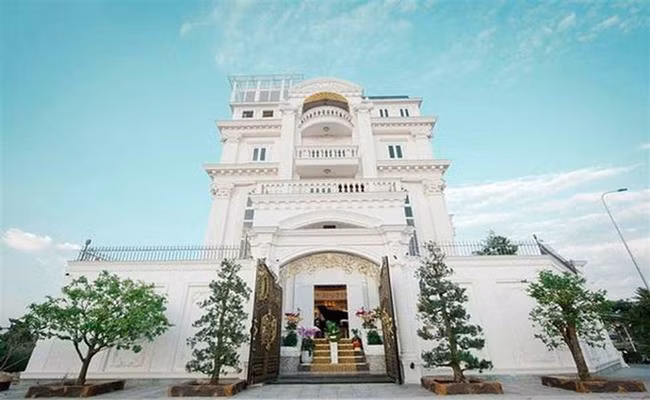 Ngoài những sở thích sang chảnh như sưu tầm kim cương, đồ hiệu, có du thuyền... Lý Nhã Kỳ còn sở hữu căn biệt thự dát vàng trị giá hơn 100 tỷ, nằm ở vị trí trắc địa tại quận 2 (TP. Hồ Chí Minh).