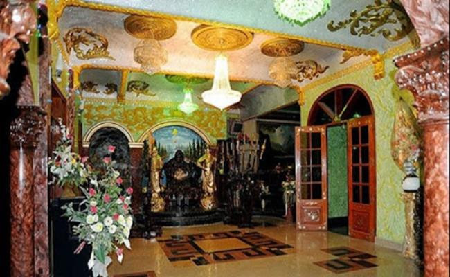 Đáng chú ý, từ trong ra ngoài căn nhà đều có dấu ấn của chủ nhân với những tác phẩm nghệ thuật được dát vàng, dát bạc.