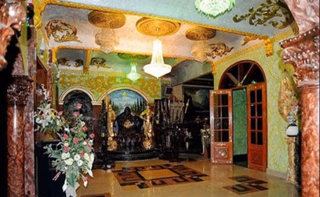 Đáng chú ý, từ trong ra ngoài căn nhà đều có dấu ấn của chủ nhân với những tác phẩm nghệ thuật được dát vàng, dát bạc.