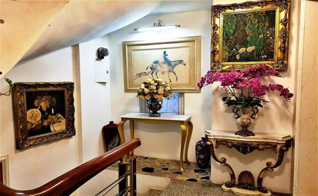 Ngôi nhà gồm 8 tầng, diện tích xây dựng hơn 1.000m2 với hệ thống thang máy hiện đại ngay trung tâm thủ đô Hà Nội.