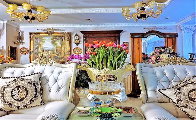 Căn nhà được xây dựng, trang trí nội thất theo phong cách hoàng gia với tông vàng kim chủ đạo.