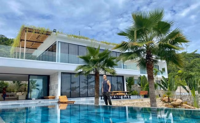 Để thể hiện đẳng cấp và độ giàu có, nhiều sao Việt đã không ngần ngại đầu tư bạc tỷ để dát vàng các chi tiết bên ngoài cũng như nội thất trong những dinh thự xa hoa của mình.