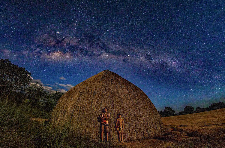 Hai thổ dân cùng ngắm bầu trời ngàn sao. Ảnh: Daily Mail