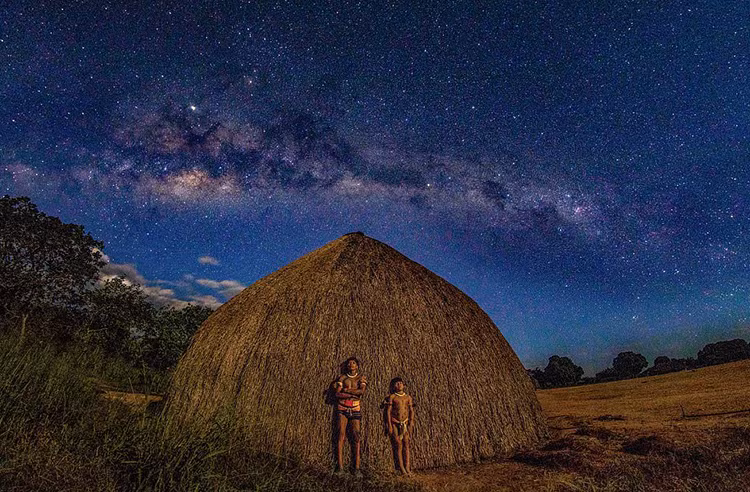 Hai thổ dân cùng ngắm bầu trời ngàn sao. Ảnh: Daily Mail
