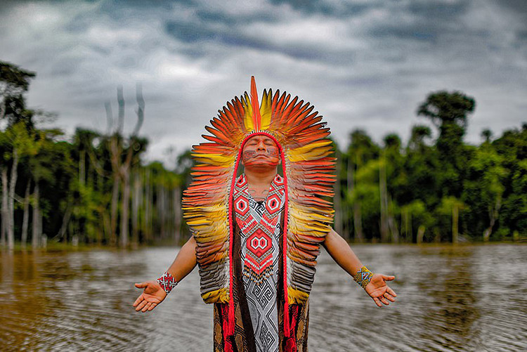 Một bộ trang phục truyền thống đầy ấn tượng. Người thổ dân Kalapalo với những hình vẽ ấn tượng trên người và trên khuôn mặt. Ảnh: Daily Mail Nhiếp ảnh gia Ricardo hy vọng các tác phẩm của ông có thể thu hút sự quan tâm của dư luận đối với những khó khăn mà người thổ dân phải đối mặt. Ricardo cho biết ông ghi hình bằng máy chụp ảnh Canon EOS-1D X Mark ll, GoPro và máy bay không người lái. Lần đầu tiên ông tiếp xúc với người thổ dân là vào năm 1997.Ảnh: Daily Mail