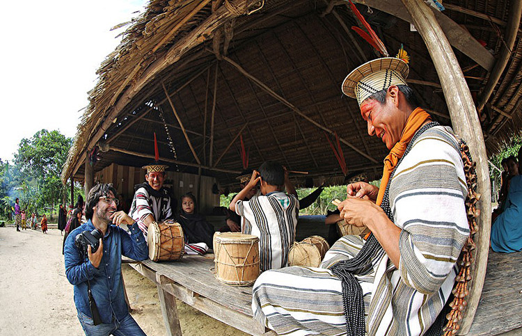 Tờ Daily Mail (Anh) cho biết nhiếp ảnh gia Ricardo Stuckert (50 tuổi) đã đến nơi sinh sống của bộ lạc thổ dân Brazil tại các bang Acre, Amazonas, Bahia và Alagoas để lưu giữ hình ảnh về cuộc sống của họ. Nhiếp ảnh gia Ricardo Stuckert trò chuyện với các thổ dân. Ảnh: Daily Mail