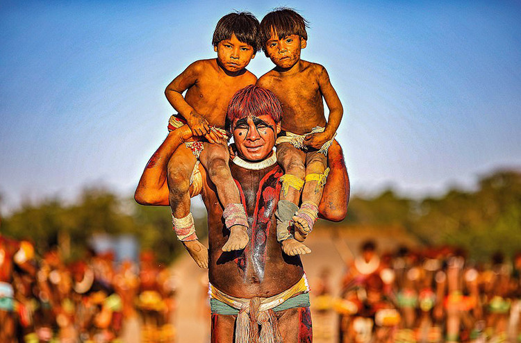 Một ông bố với 2 cậu con trai nhỏ trên vai. Ảnh: Daily Mail