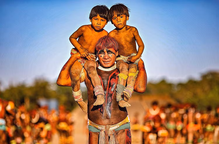 Một ông bố với 2 cậu con trai nhỏ trên vai. Ảnh: Daily Mail