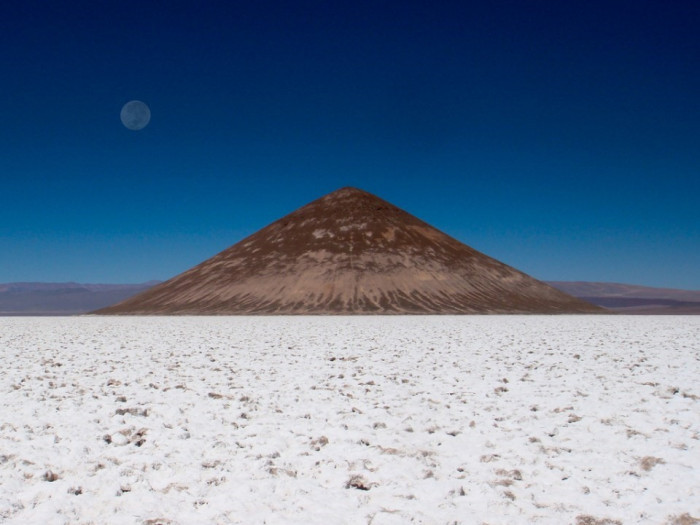 Ngày nay, nó được coi là hình nón tự nhiên hoàn hảo nhất trên thế giới. “Kim tự tháp” này cao khoảng 120m so với mực nước biển. Có rất nhiều câu hỏi liên quan đến nguồn gốc hình thành Cono de Arita. Một số truyền thuyết và manh mối khảo cổ đã chỉ ra rằng, sự hình thành của nó là hoàn toàn tự nhiên. Khi người Inca đến định cư, nơi đây được coi như một trung tâm nghi lễ.