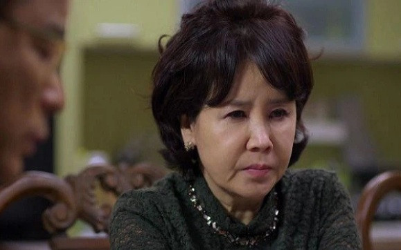 Bo me chong an com khong goi con giao huan, con dau lam dieu soc