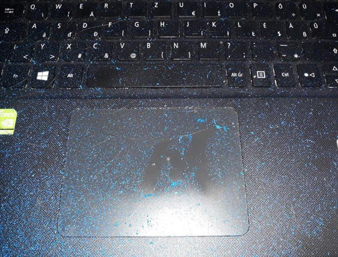 Mùa hè nóng nực, nhuộm tóc ngồi điều hòa thôi... chớ ngồi quạt kẻo lại toang hoang cửa nhà. Chiếc lap top của khổ chủ này chắc chắn sẽ rất vất vả để lau dọn đây.