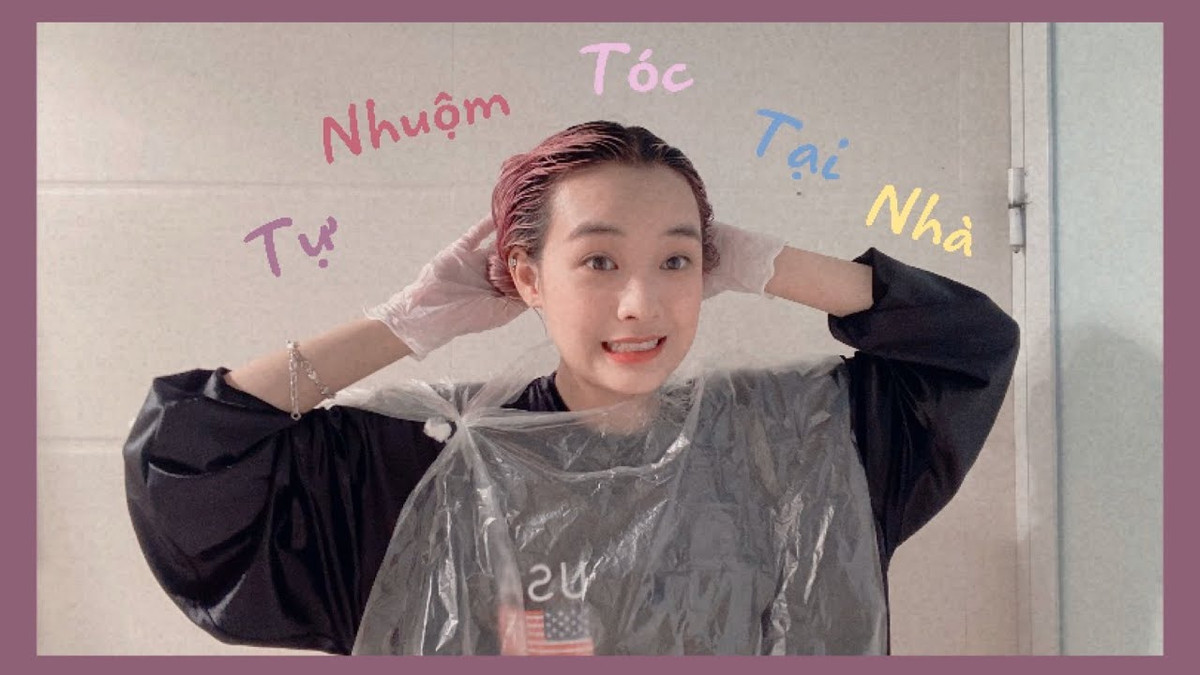 Thuốc nhuộm dù có chất lượng đắt tiền đến mấy thì vẫn chứa nhiều thành phần hóa học, do đó, rất cần thiết phải đeo găng tay vào để bảo vệ da. Thô sơ hơn thì nàng có thể mặc áo mưa hoặc choàng tấm nilon vào để tránh rơi rớt ra quần áo như cô nàng này.