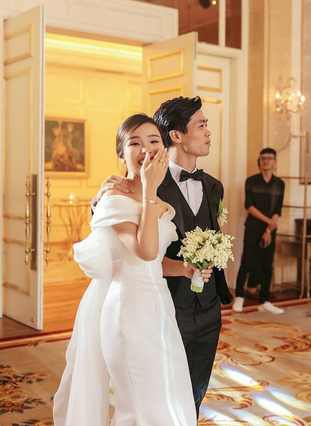 Điểm khiến đám cưới này trở nên đặc biệt còn phải kể đến tính bảo mật cực kì cao. Theo đó, khách tham dự phải quẹt thẻ đính kèm thiệp mời mới được vào trong lễ đường. Các hoạt động quay chụp kể cả bằng điện thoại cũng bị hạn chế. Tuy nhiên, qua trang cá nhân của các khách mời dự đám cưới, người hâm mộ vẫn soi ra những khoảnh khắc đáng yêu của cô dâu, chú rể.