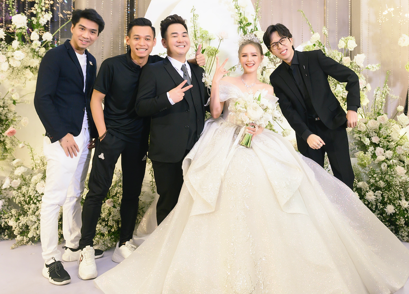 Đám cưới còn có sự xuất hiện của dàn khách mời đình đám từ các hot streamer như Độ Mixi, ViruSs, PewPew, MisThy cho đến các hotgirl trên mạng xã hội.