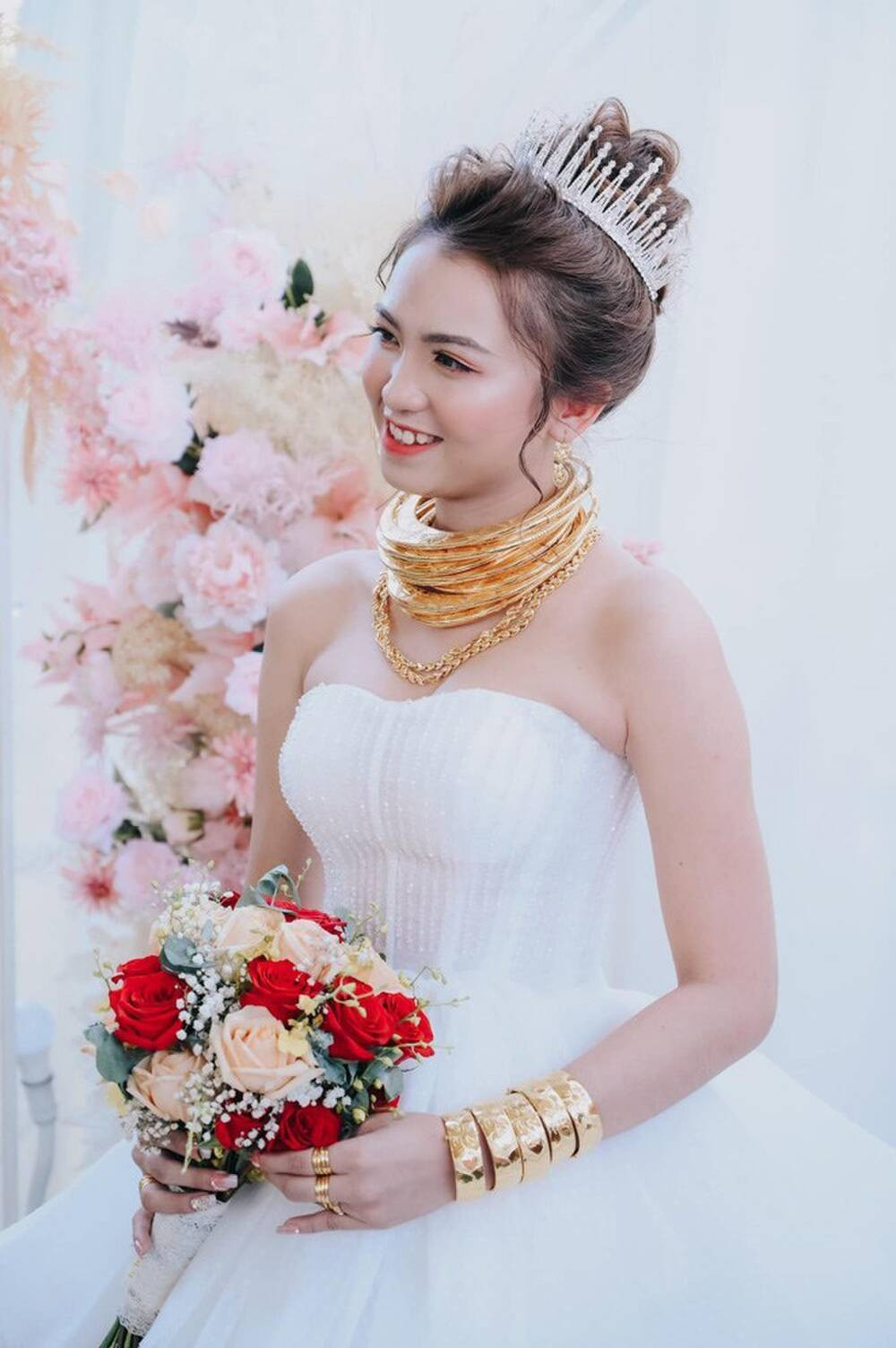  Đám cưới của cô dâu Ninh Thuận nhận quà hồi môn 5 tỷ đồng. Vào tháng 12/2020, cư dân mạng liên tục chia sẻ hình ảnh của một nàng dâu mới cùng vòng vàng đeo “trĩu cổ” tại lễ thành hôn. Đoạn video ngắn đã ghi lại hình ảnh gia đình, người thân trao quà cho cô dâu, chú rể trong đám cưới ngay lập tức đã nhanh chóng trở thành tâm điểm dự luận.