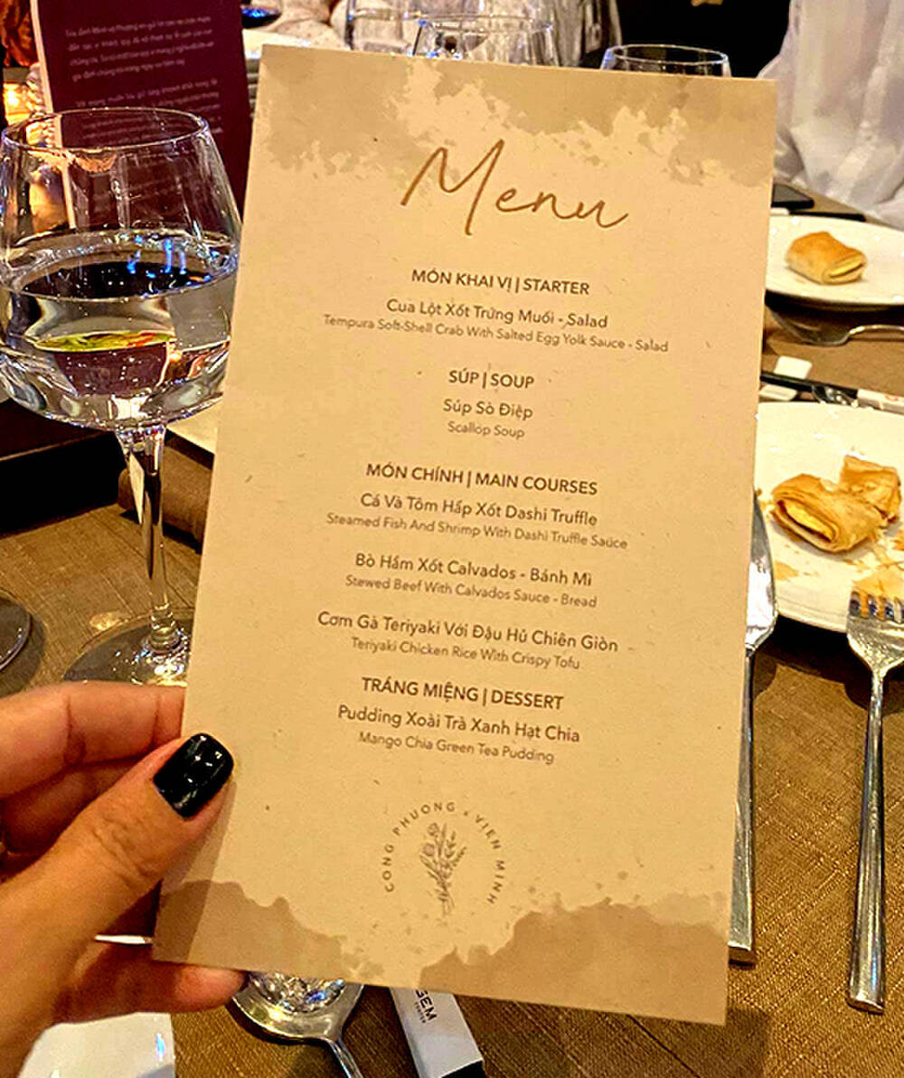 Thực đơn tiệc cưới tại TPHCM tuy đơn giản, chỉ vỏn vẹn 6 máu nhưng mỗi món đều là sơn hào hải vị, vừa có giá trị dinh dưỡng vừa mang ý nghĩa tình yêu. Được biết, những món ăn này là những món mà cả hai rất thích ăn khi ở châu Âu và Nhật Bản. Món khai vị là cua lột sốt trứng muối ăn kèm salad và súp sò điệp. Món chính bao gồm cá và tôm hấp sốt dashi nấm truffle. Nấm truffle lại được mệnh danh là nấm "bạc tỷ" với giá cả đắt đỏ, được giới quý tộc châu Âu dùng trong nấu nướng từ thời xa xưa. Món chính thứ hai là bò hầm sốt calvados ăn kèm bánh mì. Món chính thứ ba cơm gà teriyaki với đậu hũ chiên giòn. Bên cạnh hai món chính kiểu Âu trước đó, món ăn đậm chất Á Đông này sẽ hợp với số đông hơn và đây cũng là món ăn yêu thích của Công Phượng. Cuối cùng là món tráng miệng là pudding xoài trà xanh hạt chia - những nguyên liệu có lợi cho tiêu hoá nói riêng và sức khoẻ nói chung.