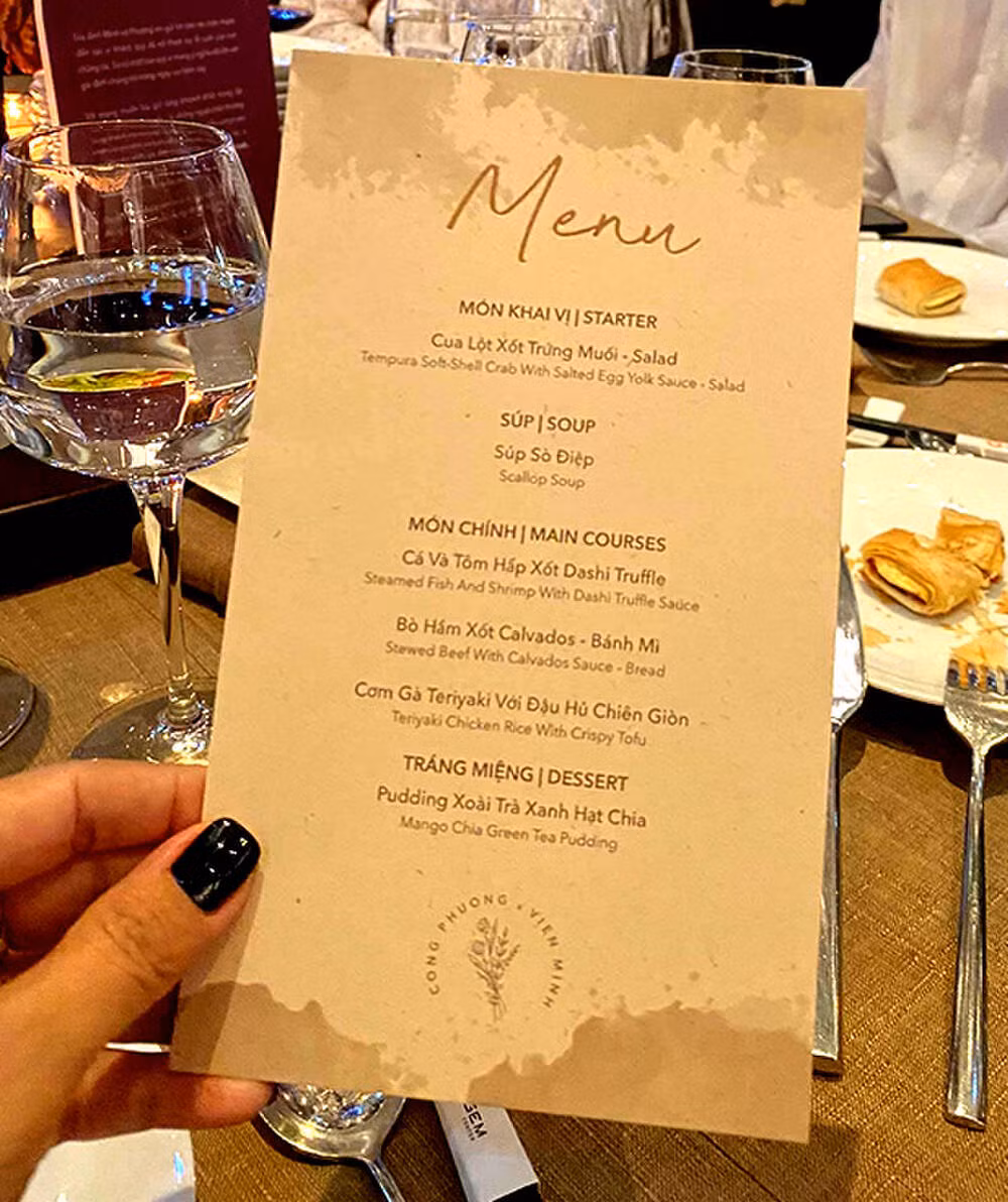 Thực đơn tiệc cưới tại TPHCM tuy đơn giản, chỉ vỏn vẹn 6 máu nhưng mỗi món đều là sơn hào hải vị, vừa có giá trị dinh dưỡng vừa mang ý nghĩa tình yêu. Được biết, những món ăn này là những món mà cả hai rất thích ăn khi ở châu Âu và Nhật Bản. Món khai vị là cua lột sốt trứng muối ăn kèm salad và súp sò điệp. Món chính bao gồm cá và tôm hấp sốt dashi nấm truffle. Nấm truffle lại được mệnh danh là nấm "bạc tỷ" với giá cả đắt đỏ, được giới quý tộc châu Âu dùng trong nấu nướng từ thời xa xưa. Món chính thứ hai là bò hầm sốt calvados ăn kèm bánh mì. Món chính thứ ba cơm gà teriyaki với đậu hũ chiên giòn. Bên cạnh hai món chính kiểu Âu trước đó, món ăn đậm chất Á Đông này sẽ hợp với số đông hơn và đây cũng là món ăn yêu thích của Công Phượng. Cuối cùng là món tráng miệng là pudding xoài trà xanh hạt chia - những nguyên liệu có lợi cho tiêu hoá nói riêng và sức khoẻ nói chung.