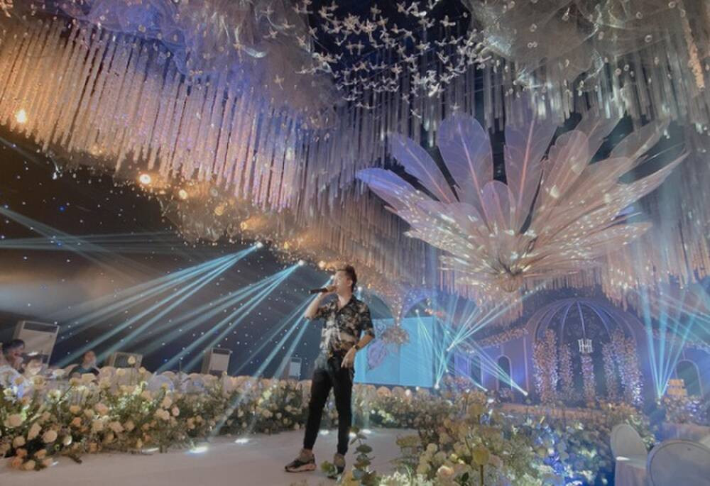 Đám cưới “khủng” này còn huy động 60 điều hòa cùng quạt gió để đảm bảo sự mát mẻ trong ngày hè oi nóng. Thậm chí, gia chủ còn cầu kỳ trong từng chi tiết nhỏ: âm thanh, ánh sáng, sân khấu và sử dụng 100% hoa tươi… Sân khấu được trang trí lộng lẫy như một cung điện với những ánh đèn lấp lánh hướng về phía sân khấu.