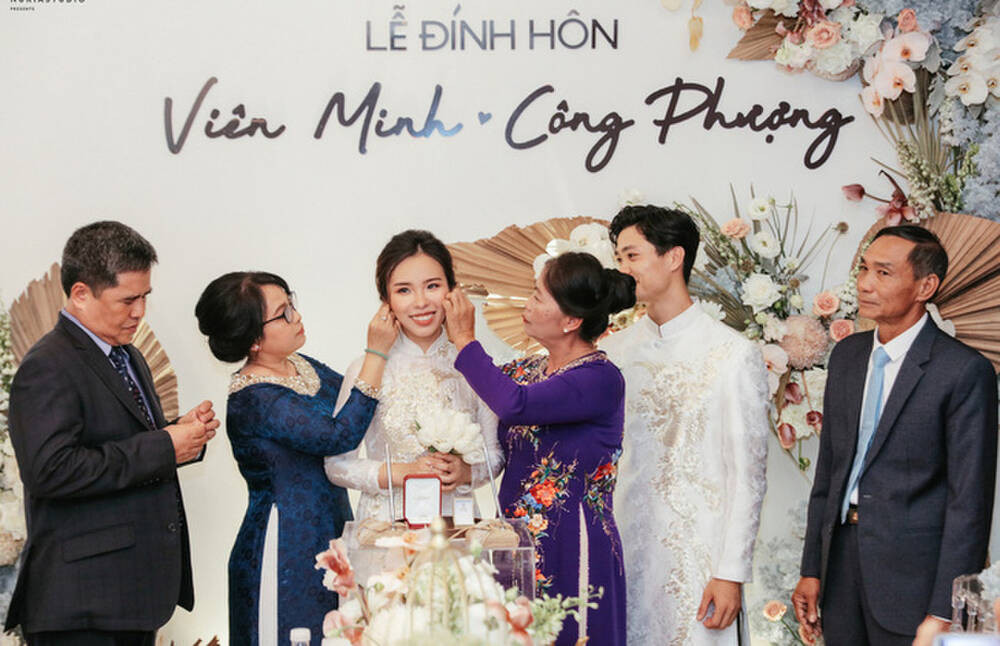  Đám cưới cầu thủ Công Phượng và Viên Minh: Thiệp mời đính kèm thẻ từ, thực đơn sơn hào hải vị. Sau đám hỏi hồi tháng 6, cặp đôi đã tổ chức đám cưới siêu khủng ở tận 3 nơi: TP.HCM (16/11), Phú Quốc (18/11) và Nghệ An (3/12). Đám cưới không chỉ khủng về độ "chịu chê" của hai bên gia đình mà còn khủng bởi gia thế và độ nổi tiếng của cô dâu lẫn chú rể. Nếu Công Phượng là tiền đạo nổi tiếng nhất nhì Việt Nam hiện tại thì cô dâu Viên Minh xứng đáng là cô dâu có "profile" hoành tráng nhất năm. Cô nàng tốt nghiệp thạc sĩ Quản trị kinh doanh tại đại học RMIT, du học Bỉ và có bố là giám đốc Ngân hàng nhà nước 2 nhiệm kỳ liên tiếp.