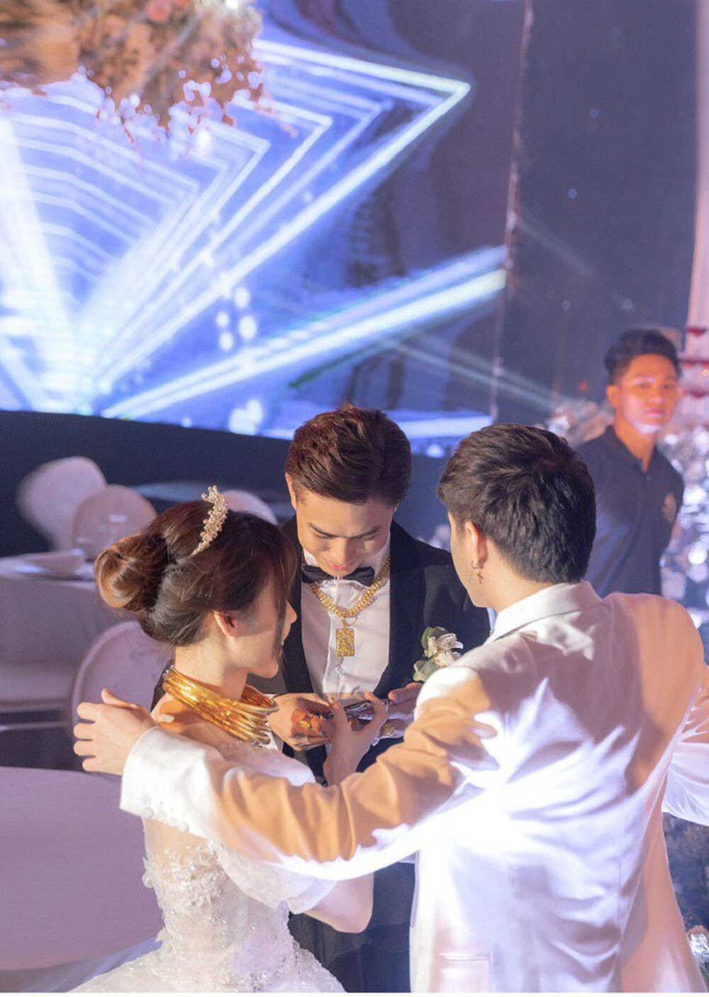 Theo đó, rạp cưới được chuẩn bị trong một tuần với lực lượng nhân công vô cùng hùng hậu. Khoảng 200 nhân viên đã ngày đêm dựng rạp trên khu đất rộng 1.600 m2. Trong đó, chi phí để san nền khu đất khoảng 100 triệu đồng và tiền rạp cưới lên tới 1 tỷ đồng.