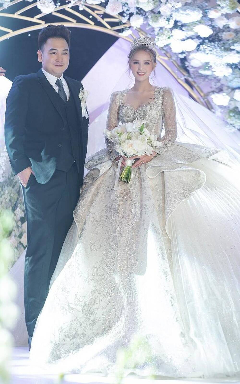 Điểm nổi bật nhất là chiếc váy cưới Xoài Non chọn diện chính có thiết kế đơn giản nhưng không kém phần lộng lẫy cùng điểm nhấn là 6 viên kim cương ở ngực, mỗi viên nặng tới 20 cara. Đặc biệt, giá của bộ váy này ở một con số rất khó tưởng, đó chính là... 1,2 triệu đô, tương đương với khoảng 28 tỷ VNĐ.