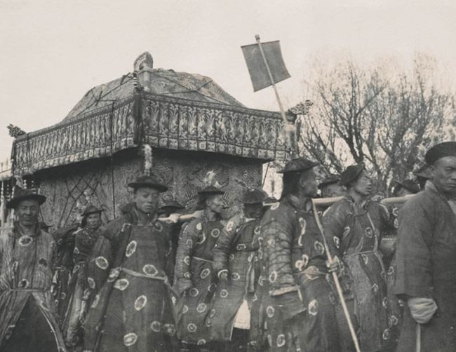 Bat nap quan tai Tu Hi Thai hau, vi sao Ton Dien Anh lot quan ao tren di the?