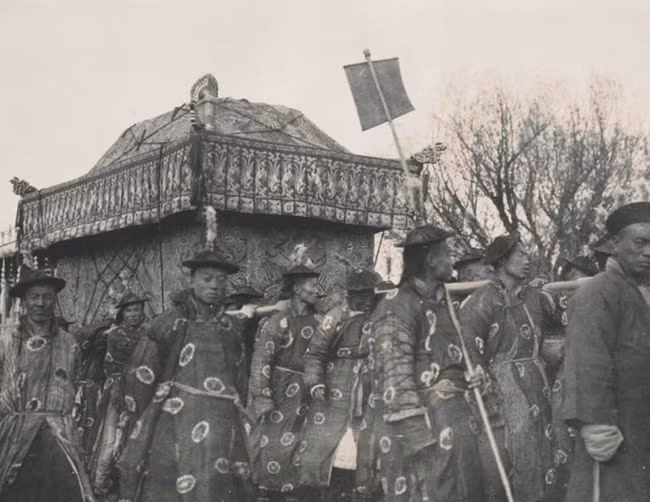 Bat nap quan tai Tu Hi Thai hau, vi sao Ton Dien Anh lot quan ao tren di the?