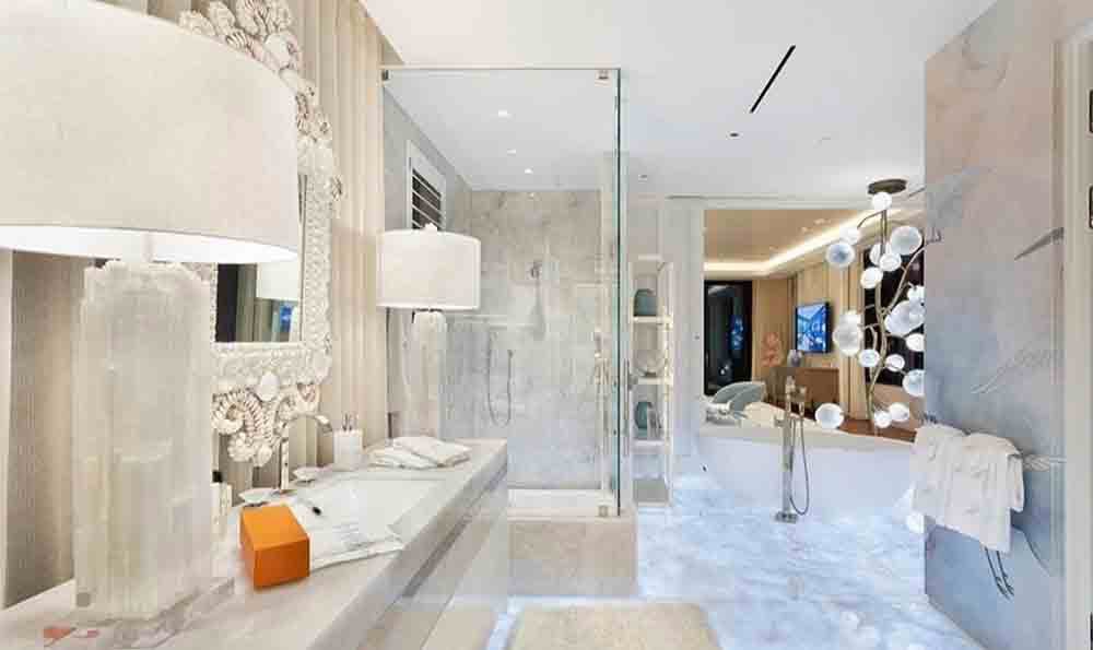 Phòng tắm theo phong cách hoàng gia hiện đại.