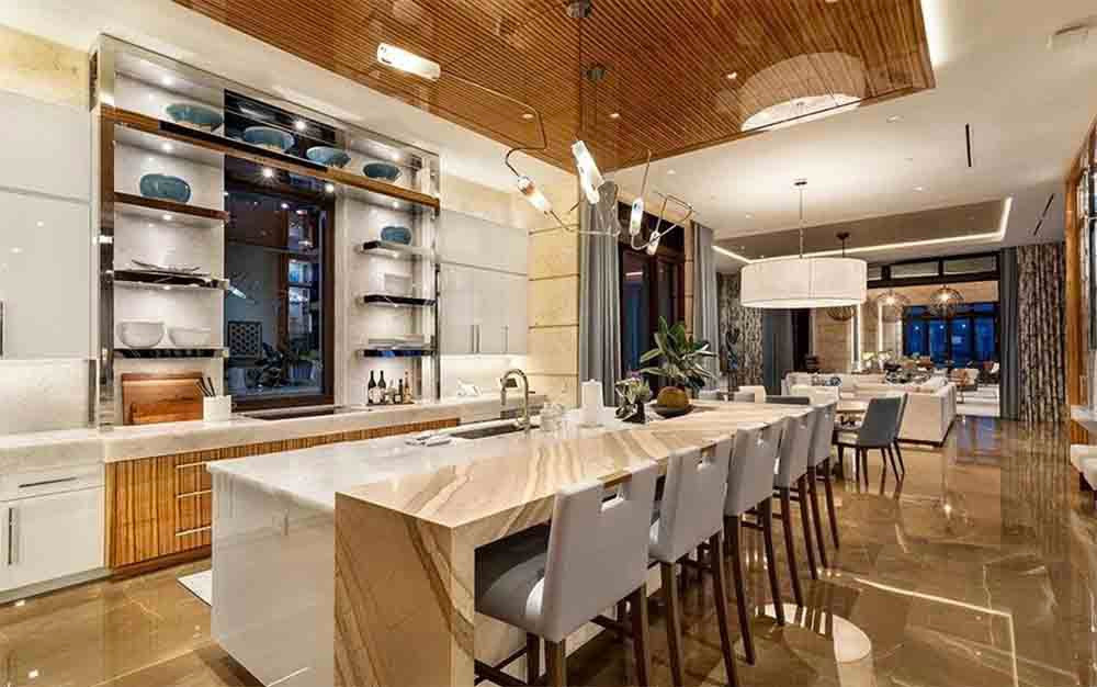 Nhà bếp rộng rãi với bàn bếp ốp đá.